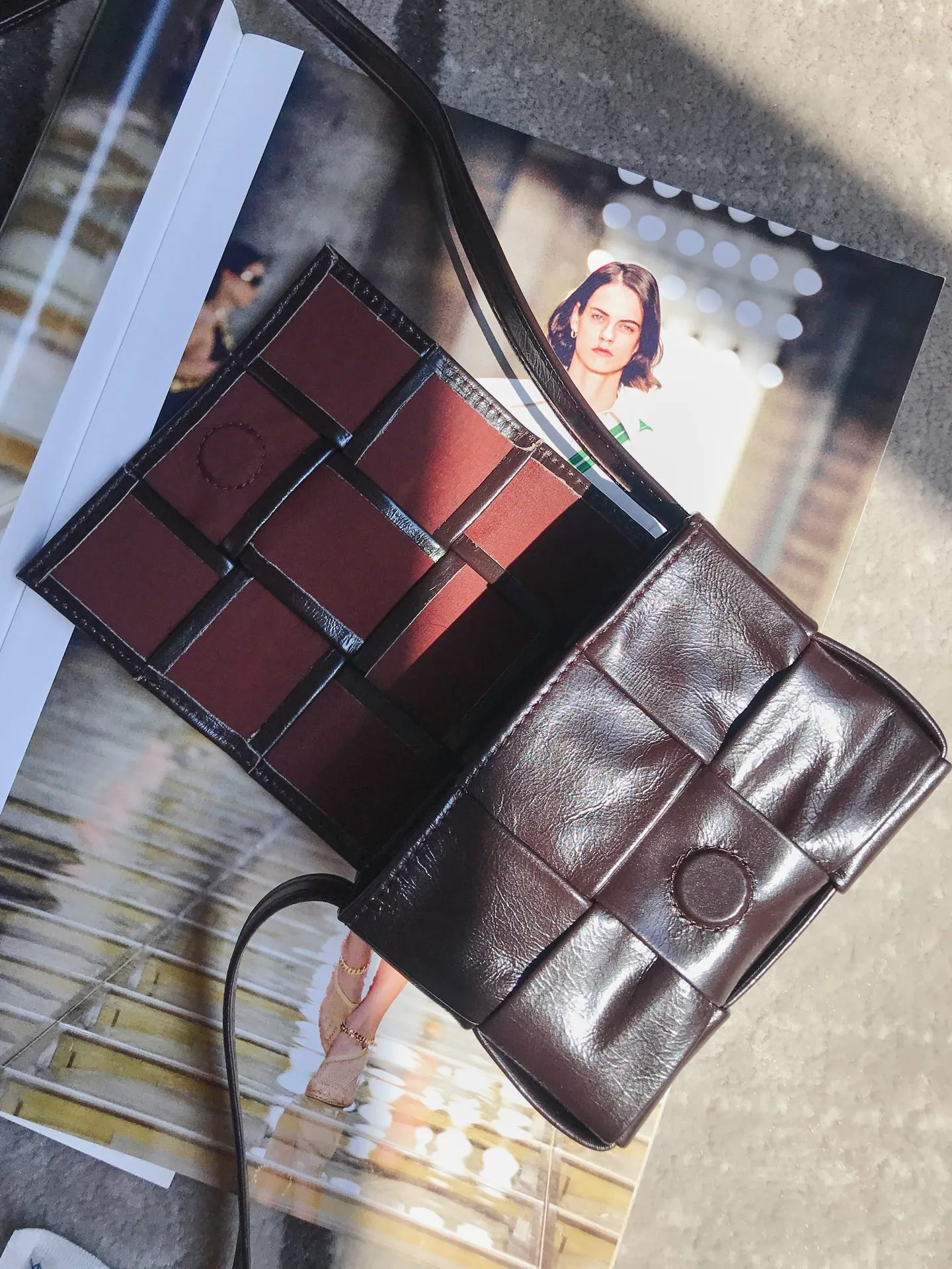𝗕𝗼𝘁𝘁𝗲𝗴𝗮 𝗩𝗲𝗻𝗲𝘁𝗮———— New product𝗺𝗶𝗻𝗶 𝗰𝗮𝘀𝘀𝗲𝘁𝘁𝗲‼ ️ A super cute one 𝒎𝒊𝒏𝒊 𝒄𝒂𝒔𝒔𝒆𝒕𝒕𝒆, a must-have for delicate girls. It’s the same height as lipstick. Although it can’t fit a mobile phone, it can fit all my cuteness and lipstick ❗️ We only make the highest end in the market, welcome to compare Size: 12*8*4cm.         Model: 6813
